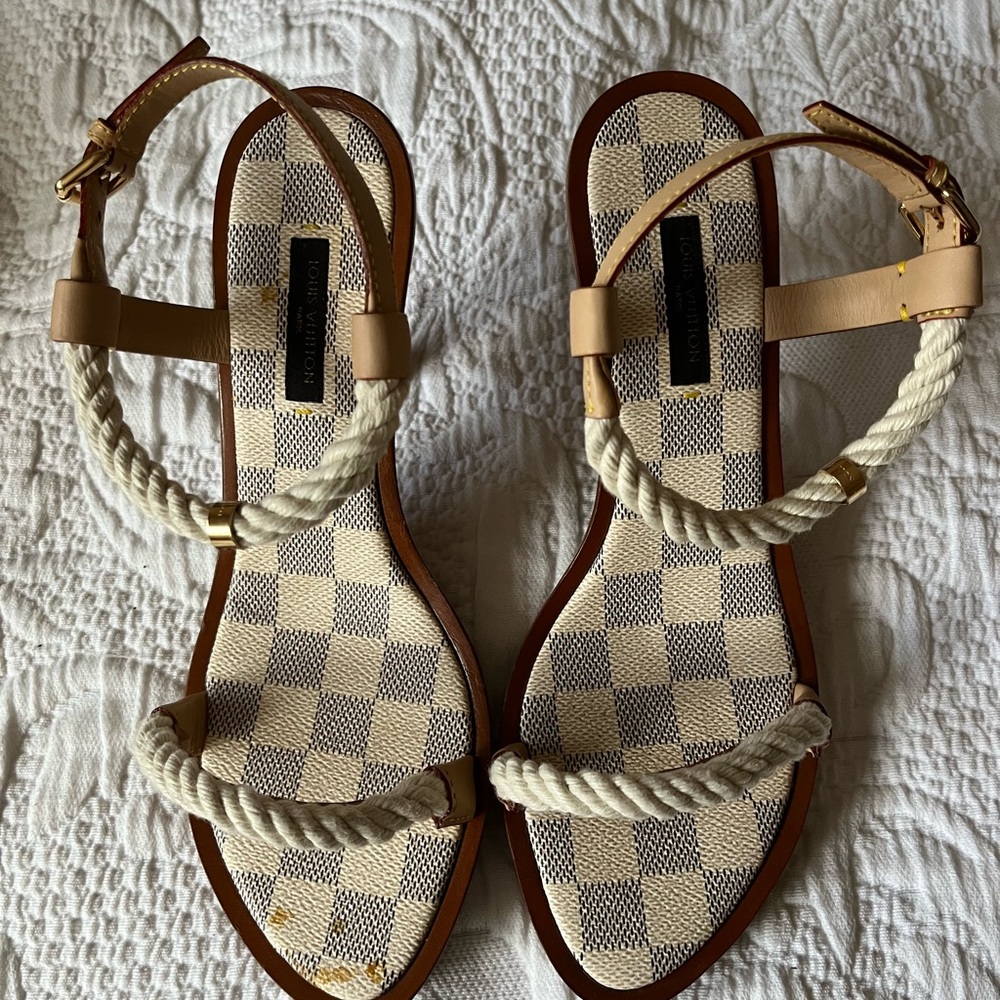 Louis Vuitton Tan and Cream Sandals with T-Strap Design